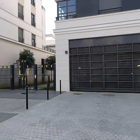 - Paris 5 Min De - Pk Prive Gratuit - 4 Personnes - Terrasse Jardin *