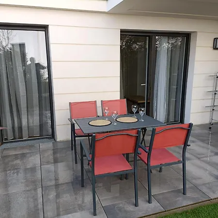 - Paris 5 Min De - Pk Prive Gratuit - 4 Personnes - Terrasse Jardin * Chessy (Seine-et-Marne)